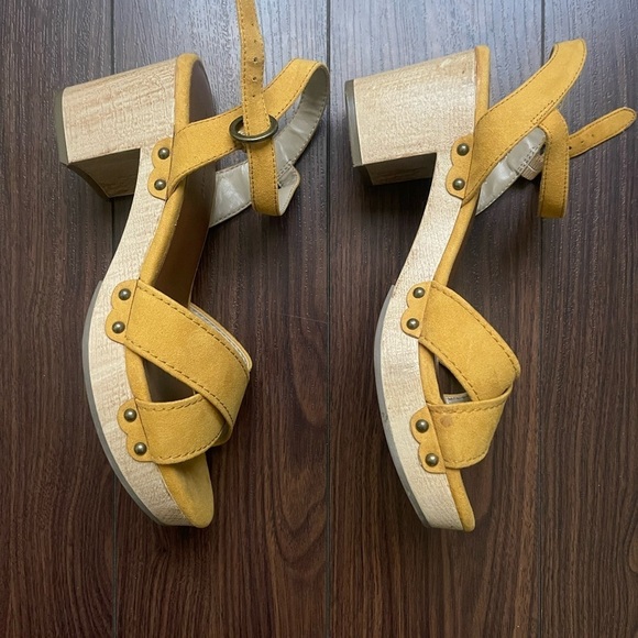 American Eagle Women's Sz 8 Suede Mustard Wood Heel Sandals/Adjustable Straps - Picture 2 of 6